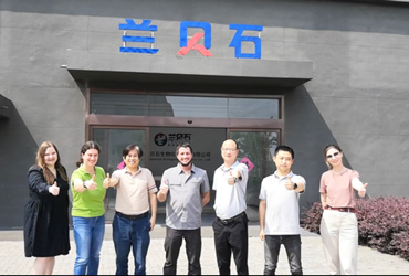 胸中翻錦繡|筆下走龍蛇-俄羅斯合作伙伴贈(zèng)禮，祝賀恒溫恒濕箱大賣(mài)。