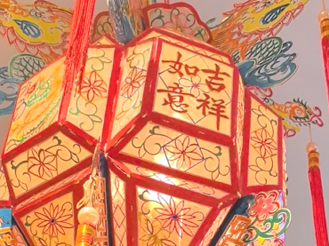 他鄉(xiāng)縱有當(dāng)頭月，不抵家鄉(xiāng)一盞燈。