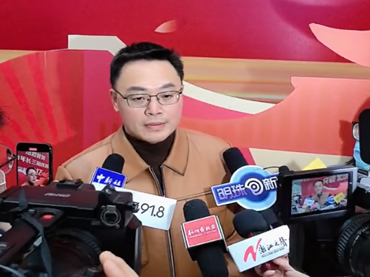 2023年，長三角鐵路年發(fā)送旅客突破8億人次，在杭州東站見證八億哥（郭均相）閃亮登場(chǎng)